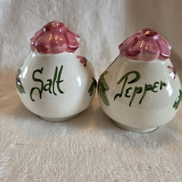 Vintage Ceramic Handpainted Embossed  Pink Flower Floral Salt Pepper Shakers - Picture 1 of 12